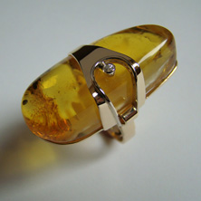 Pierścionek (bursztyn, brylant, złoto żółte i białe). Autor: Norbert Kotwicki